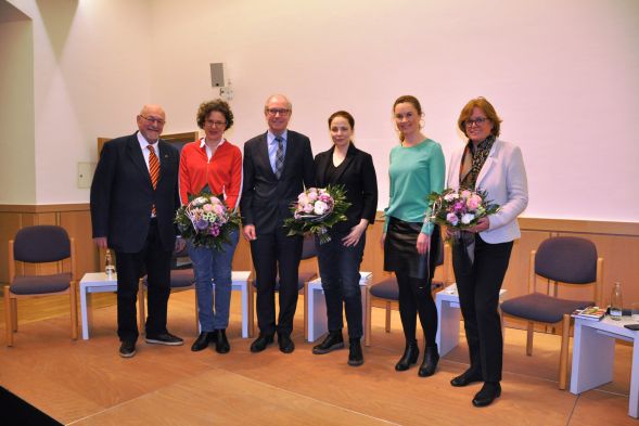 Kreisdirektor a.D. Heinz Köhler; Katharina Kreuzhage, Intendantin des Theaters Paderborn; Landrat Manfred Müller; Thea Dorn; Moderatorin Julia Ures und Staatsministerin a. D. Ute Schäfer 